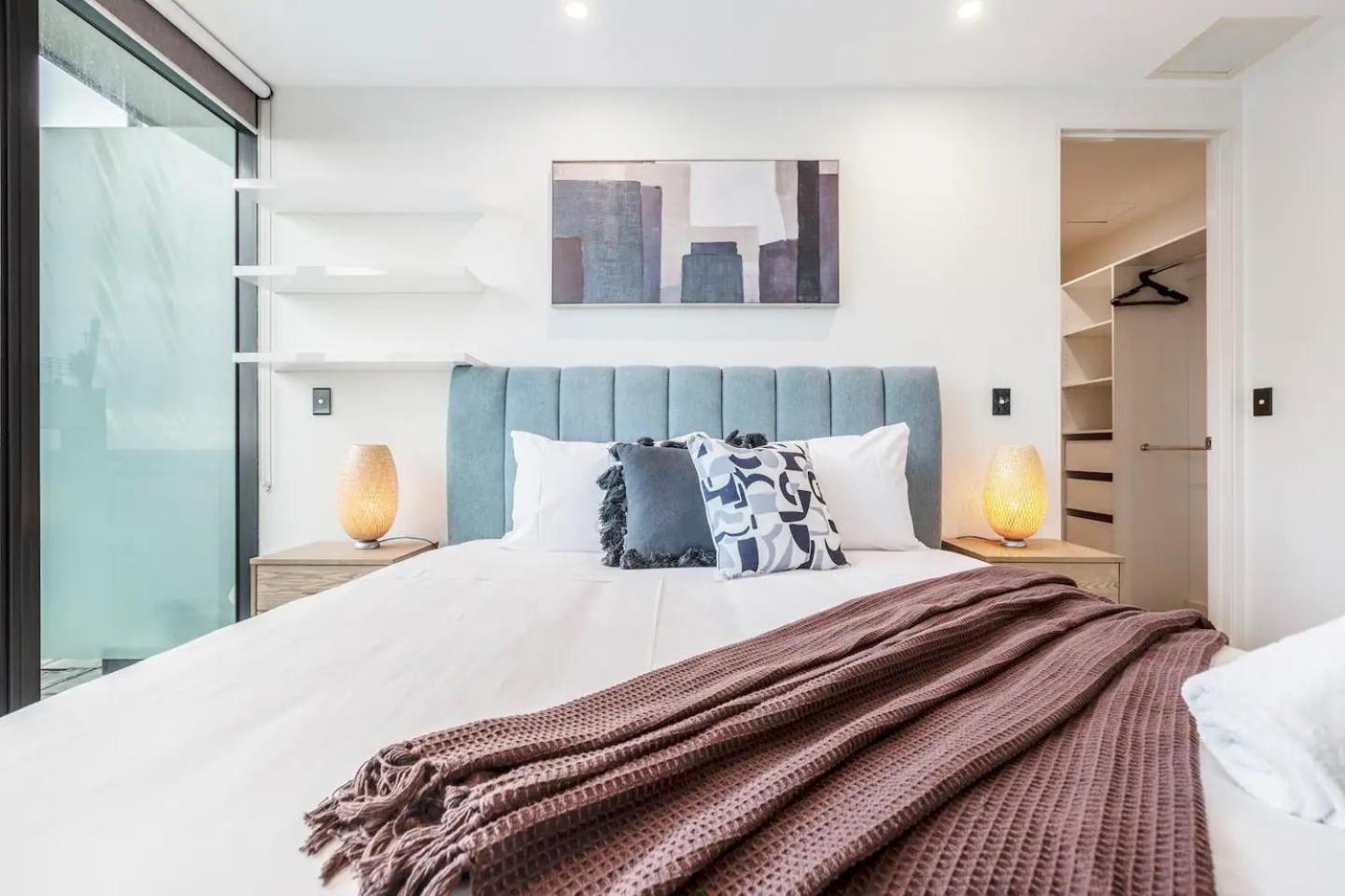 Opulent & Spacious Overlooking Park Melbourne