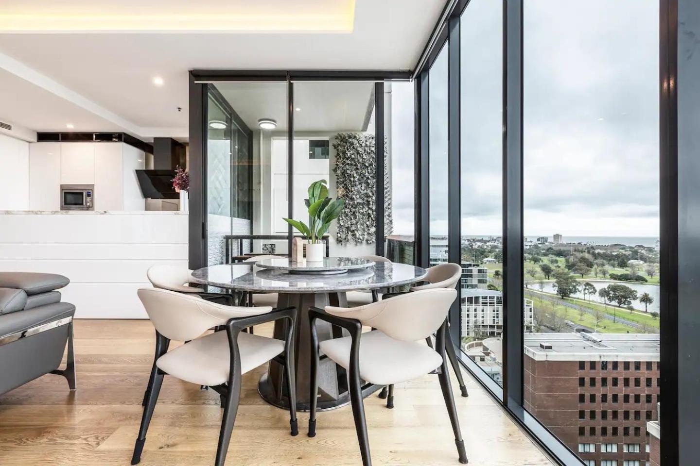 Opulent & Spacious Overlooking Park Apartment *