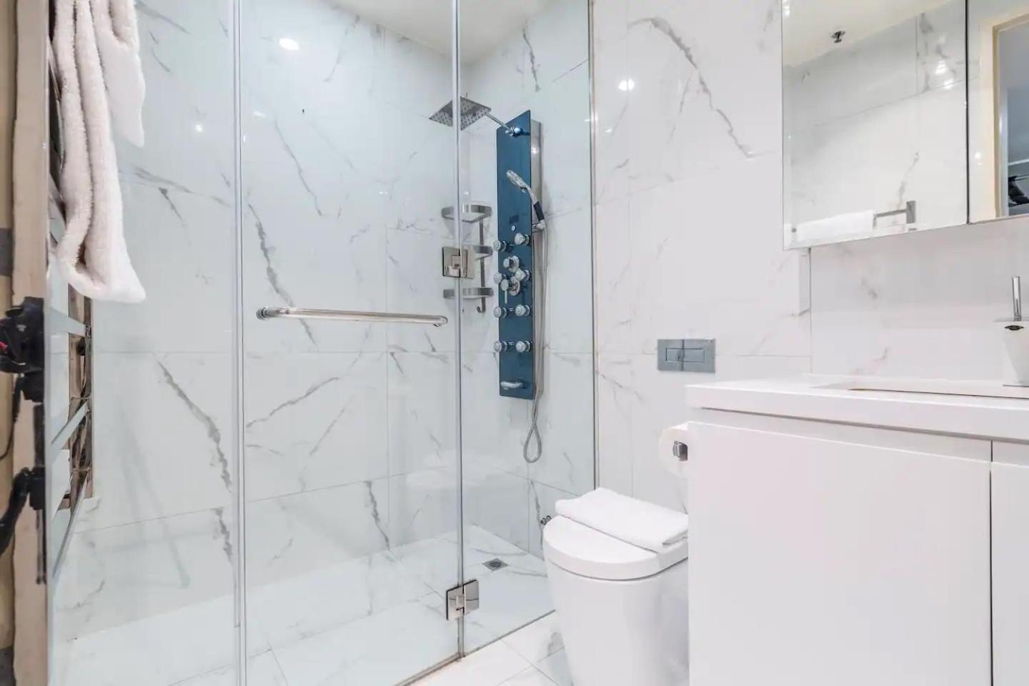 Opulent & Spacious Overlooking Park