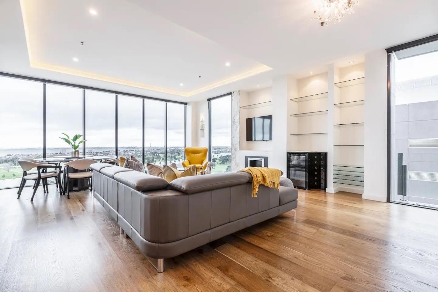 Opulent & Spacious Overlooking Park Apartment *