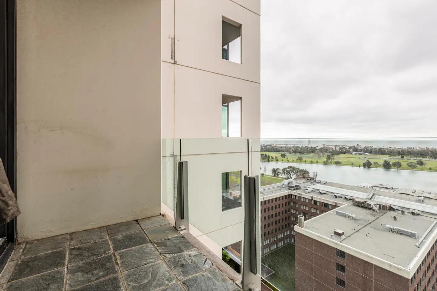 Opulent & Spacious Overlooking Park Apartment Melbourne