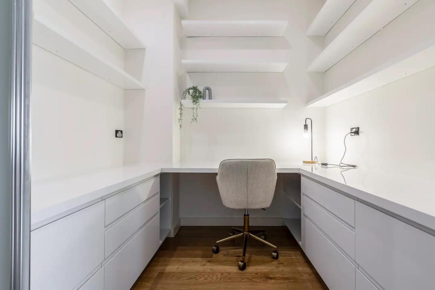 Opulent & Spacious Overlooking Park * Melbourne