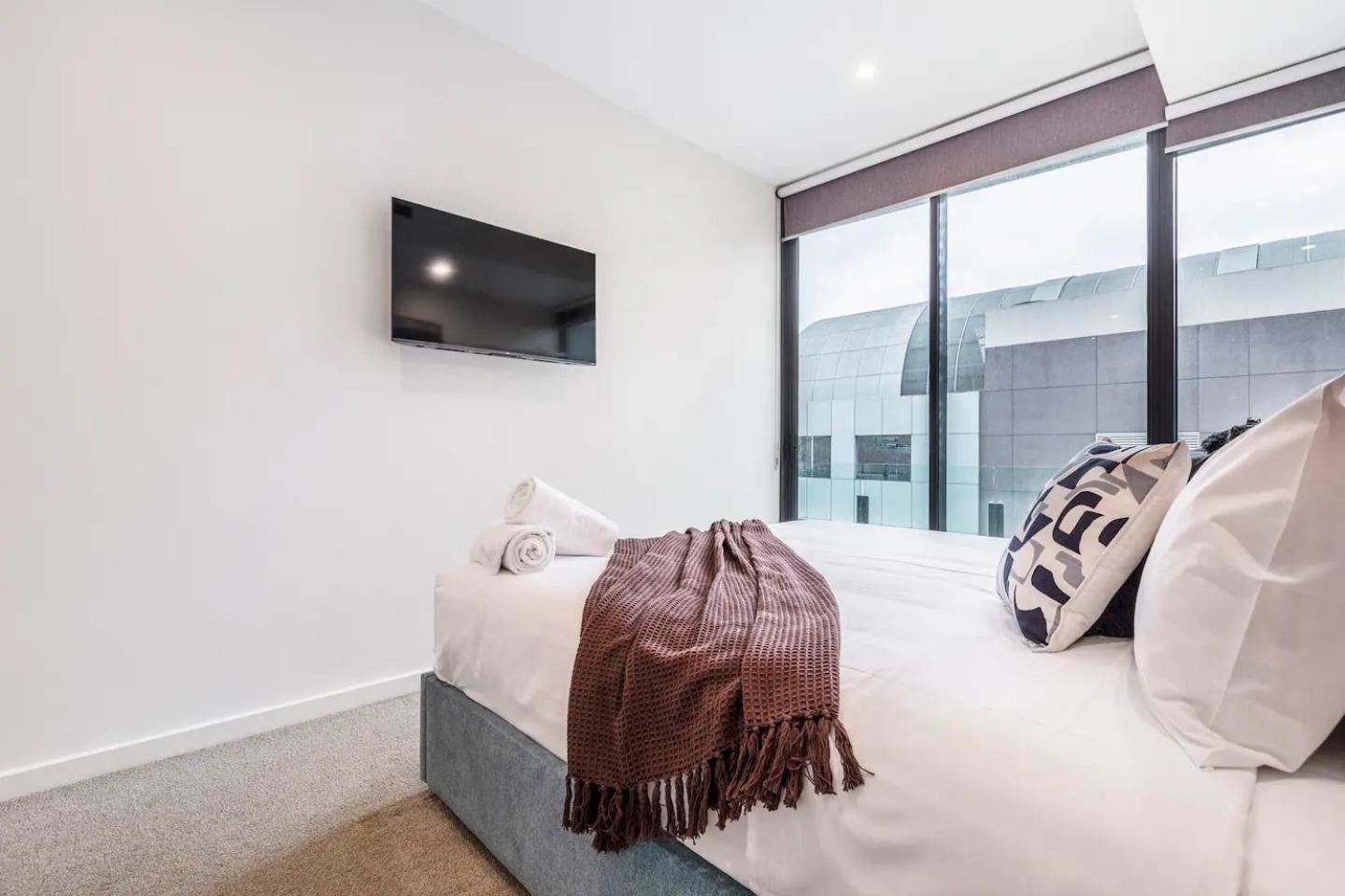 Apartment Opulent & Spacious Overlooking Park