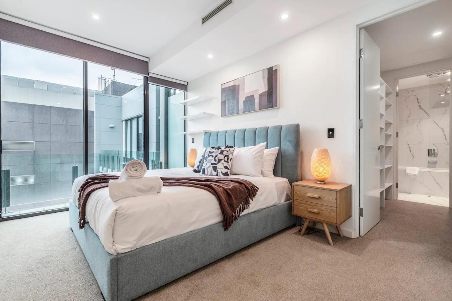 Opulent & Spacious Overlooking Park Apartment *