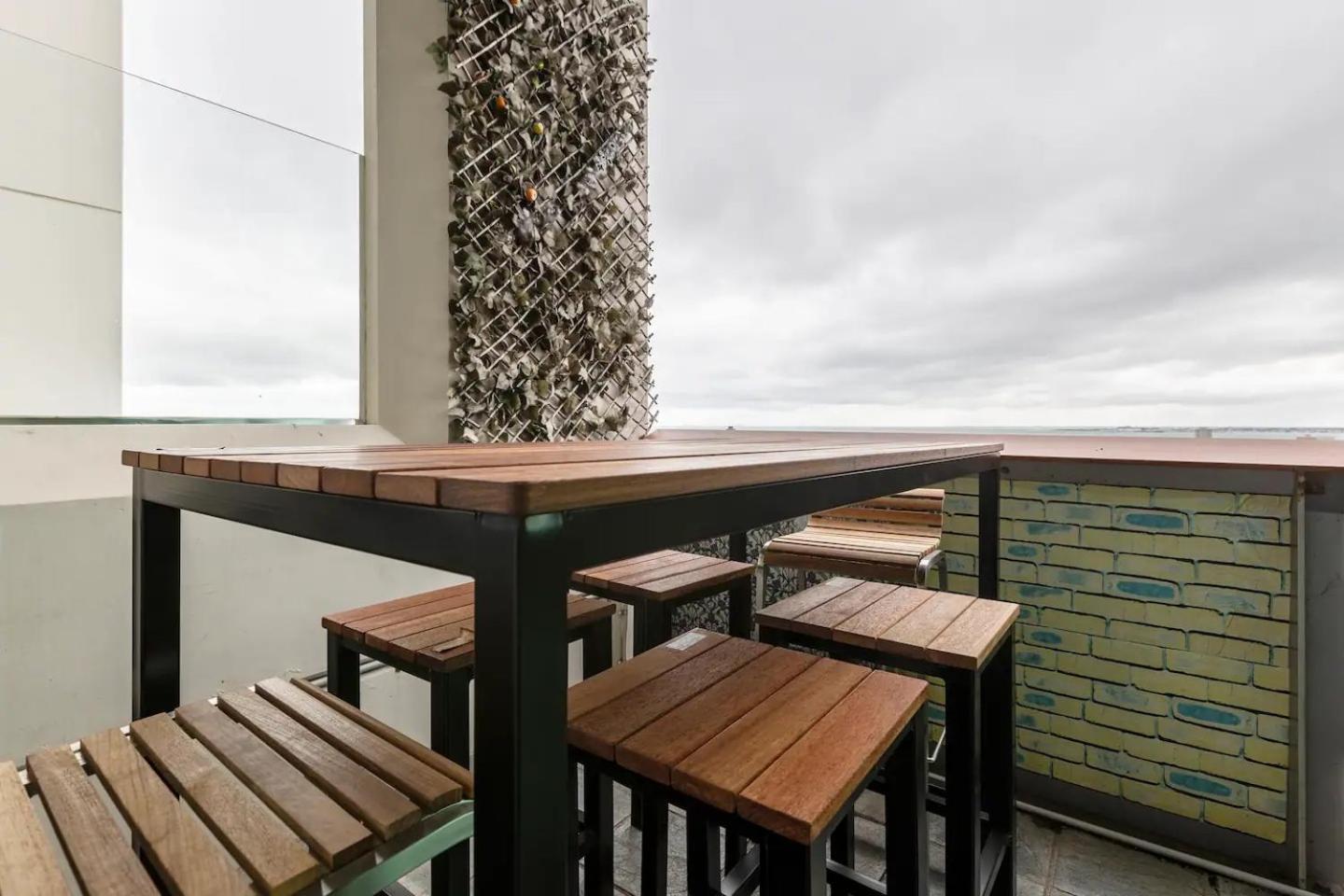 Apartment Opulent & Spacious Overlooking Park Melbourne