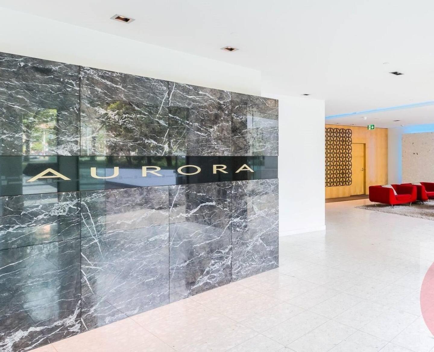 Opulent & Spacious Overlooking Park Melbourne