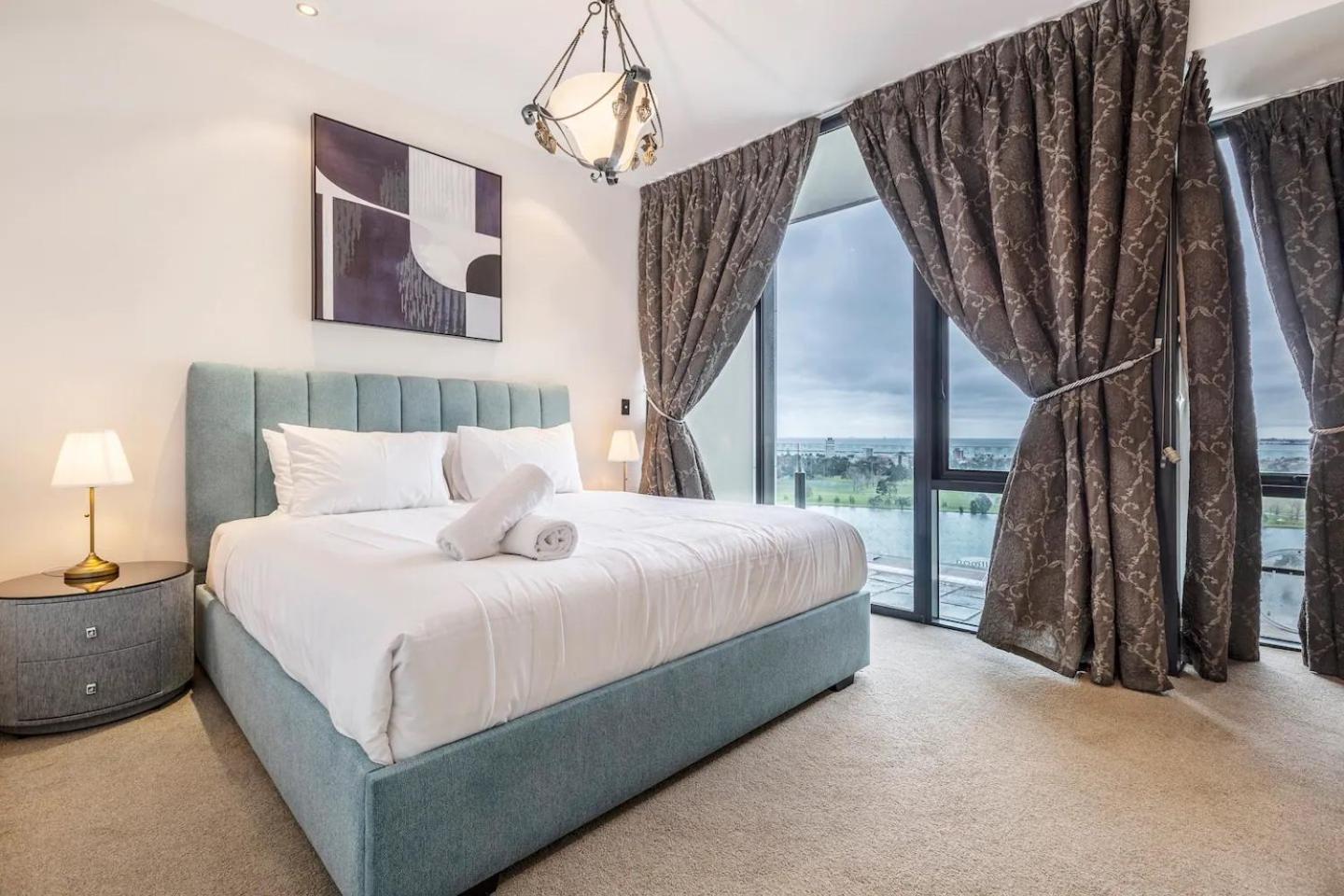 Opulent & Spacious Overlooking Park Apartment *