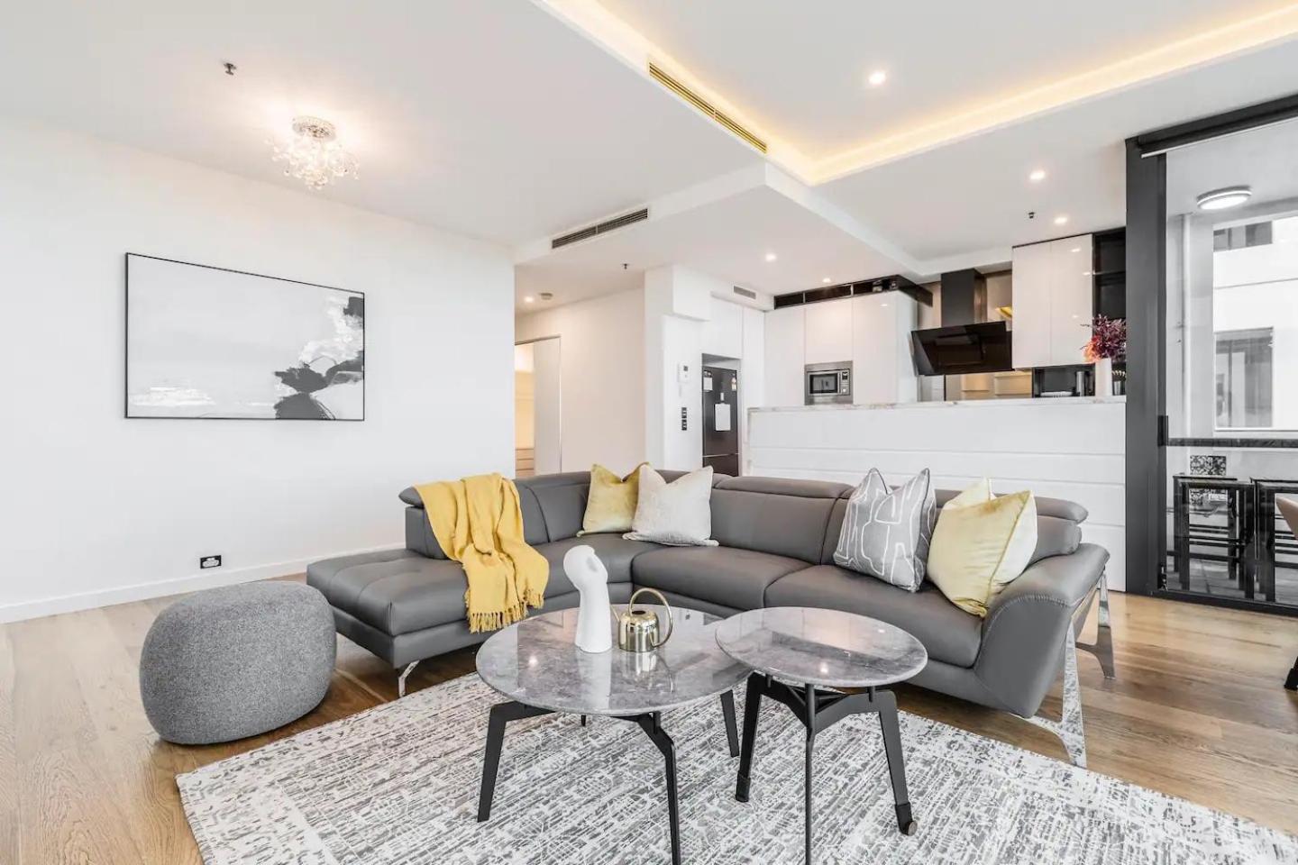 Opulent & Spacious Overlooking Park Apartment Melbourne