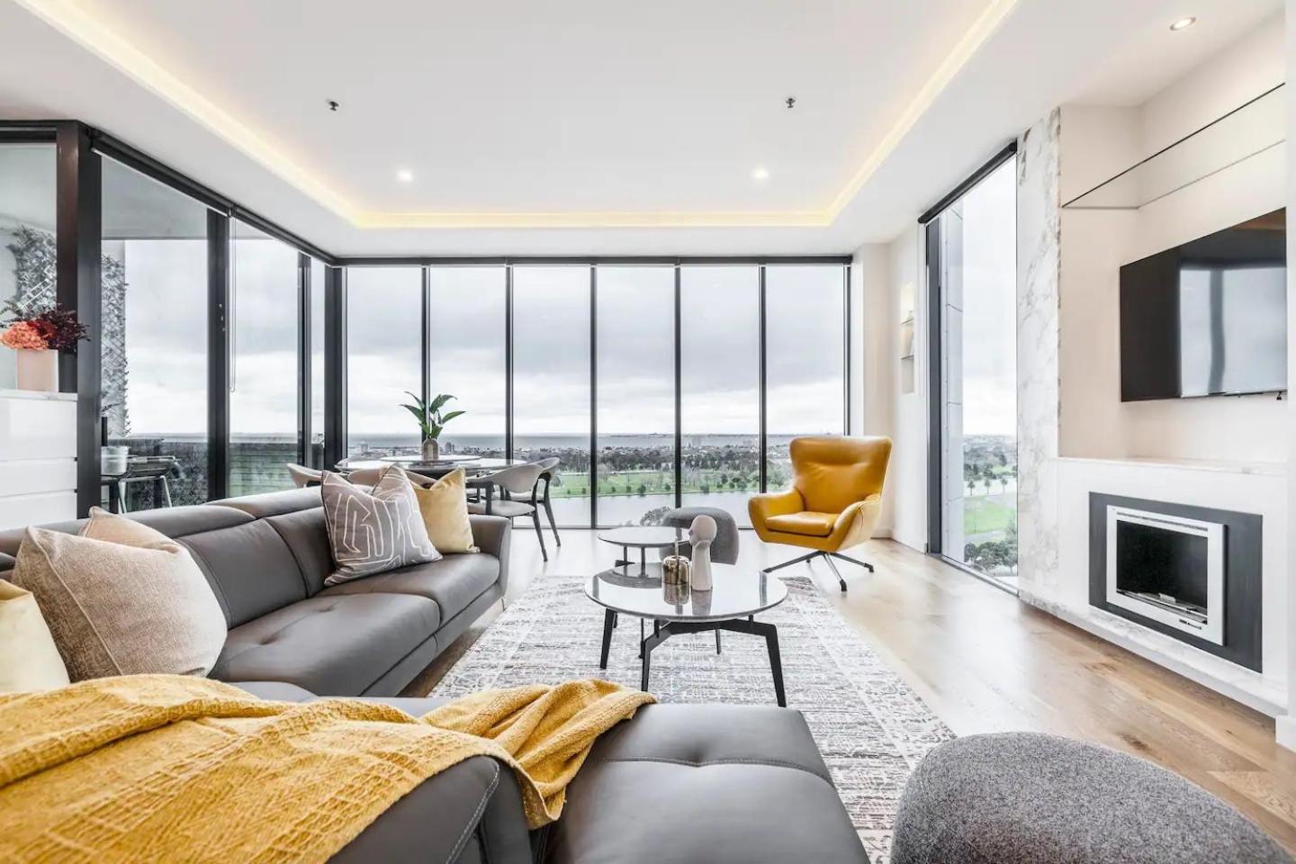 Opulent & Spacious Overlooking Park * Melbourne