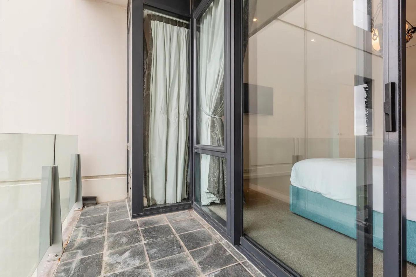 Opulent & Spacious Overlooking Park Melbourne