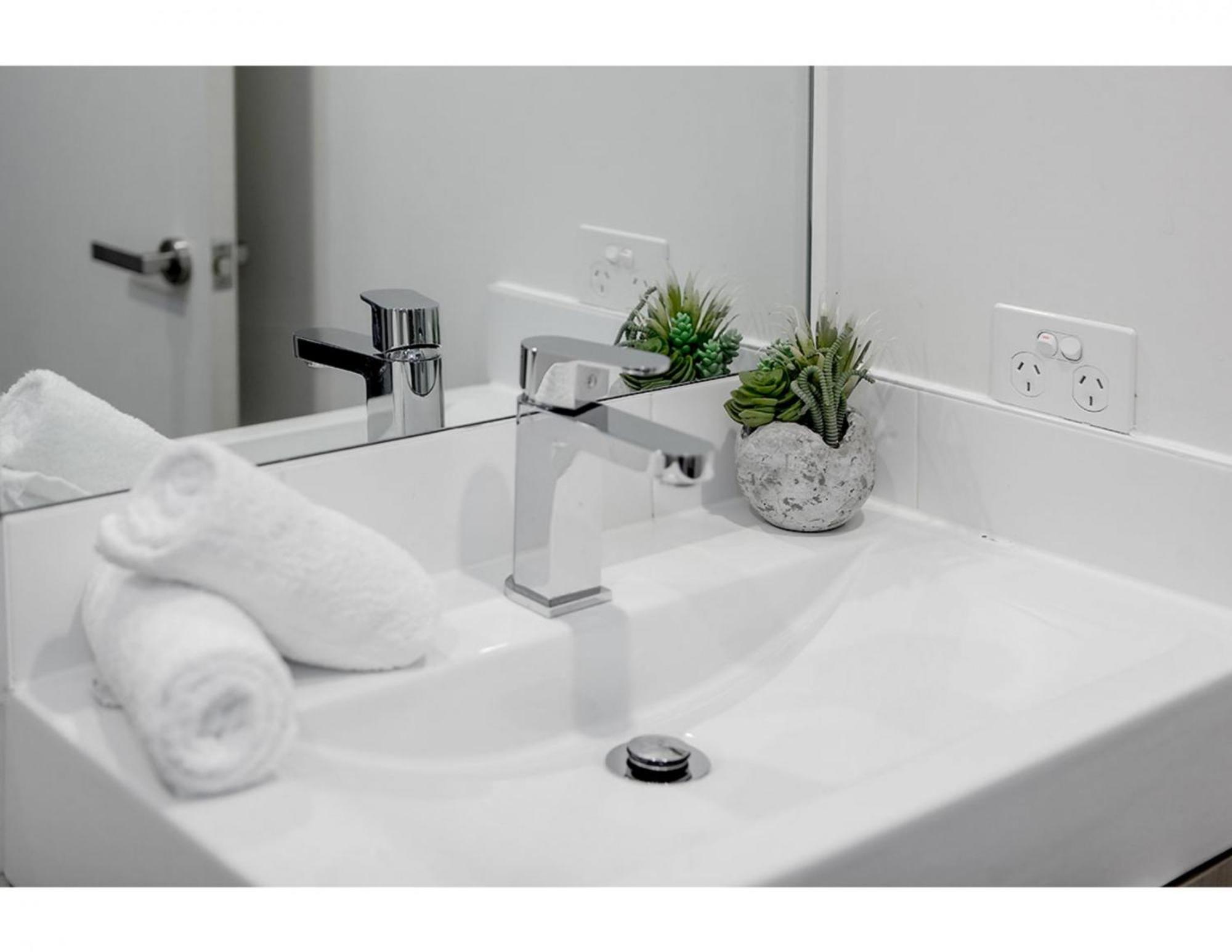 Modern 2 Bed In Trendy Collingwood Apartment Melbourne