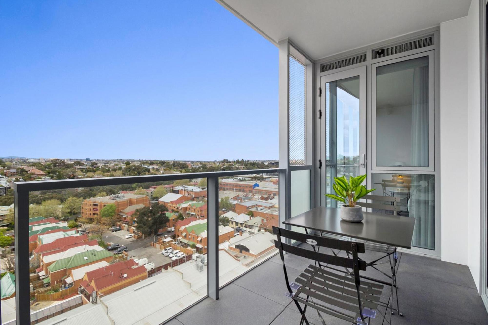 Stylish 1-bed With Balcony, Sauna & Gym Apartment *