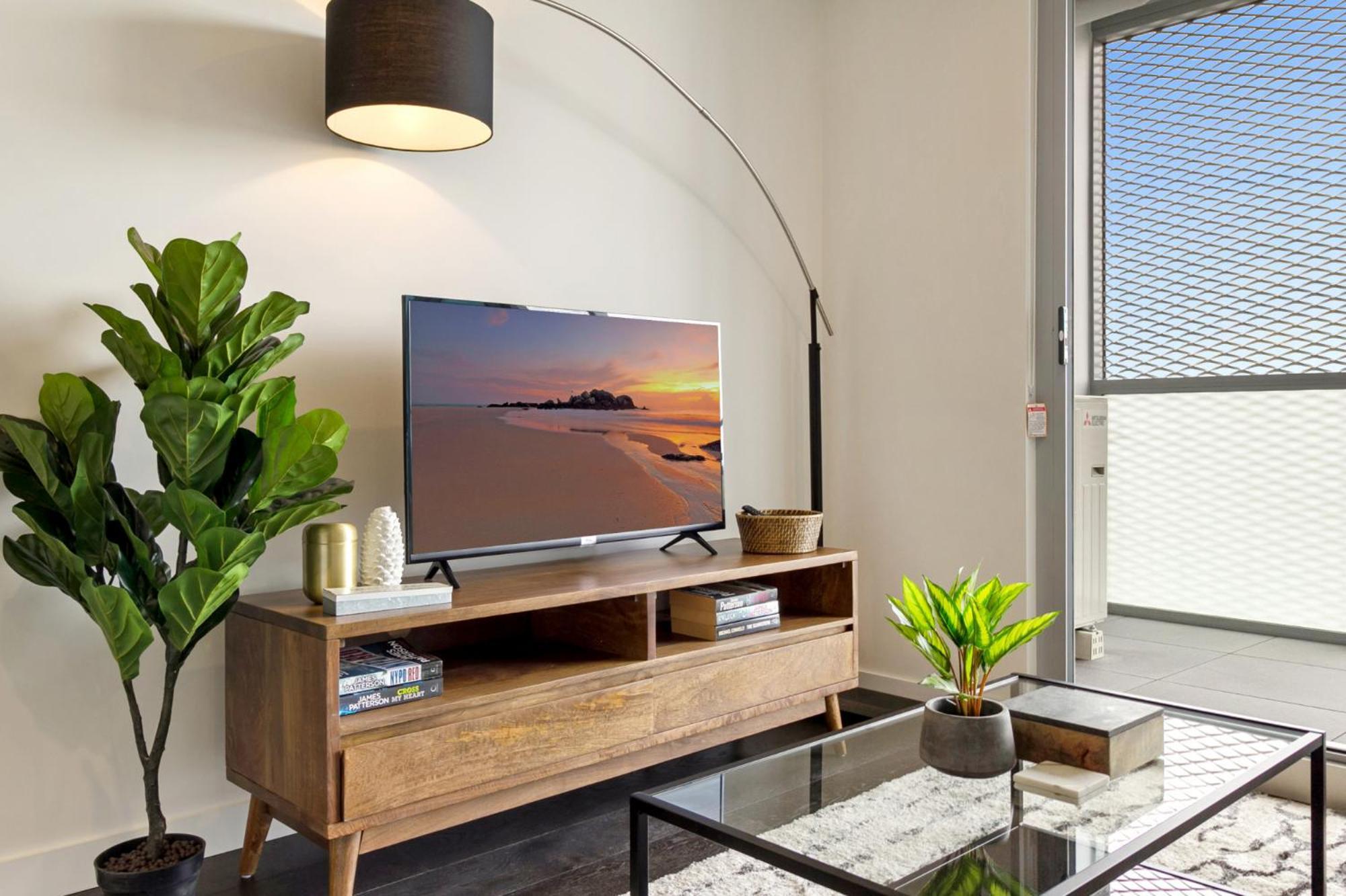 Apartment Stylish 1-bed With Balcony, Sauna & Gym *