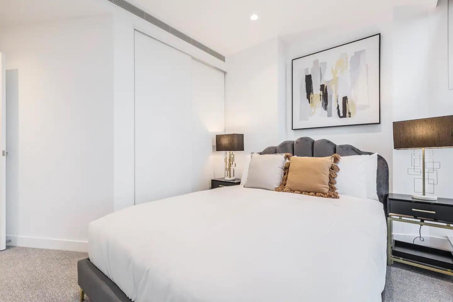 West Side Sleek & Vibrant Cbd Getaway Apartment