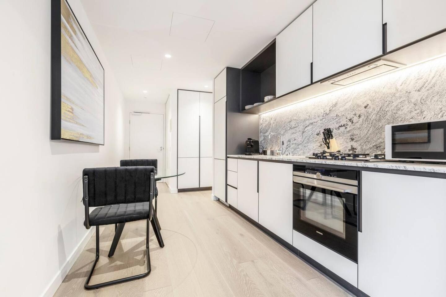 Apartment West Side Sleek & Vibrant Cbd Getaway