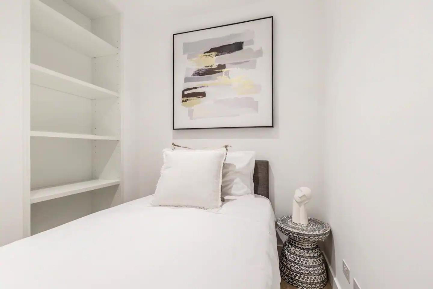 West Side Sleek & Vibrant Cbd Getaway Apartment *