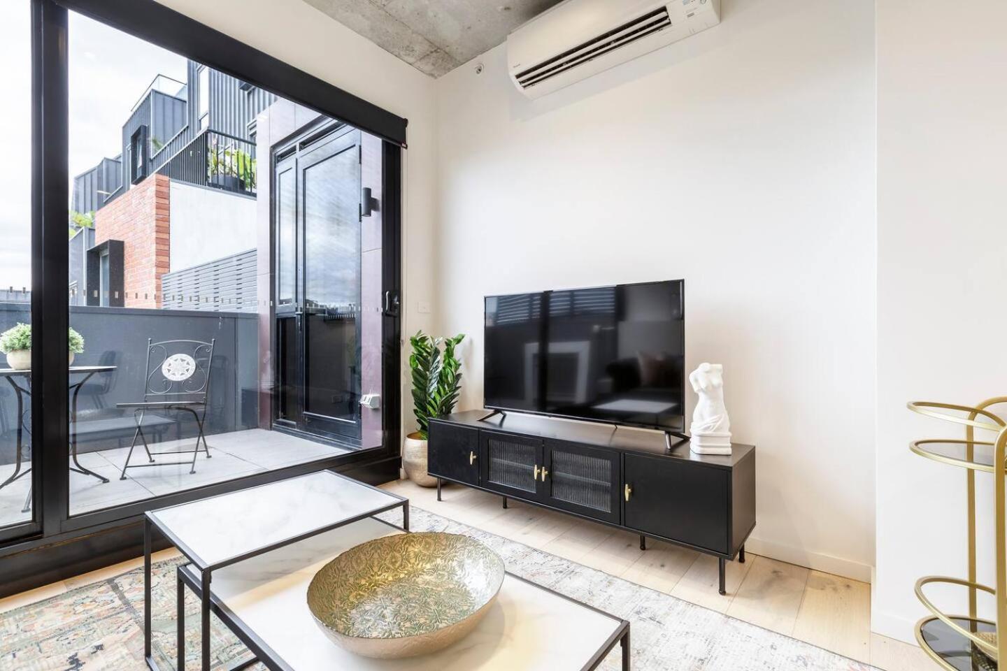 Vintage Romance In Vibrant & Cosmopolitan Prahran *