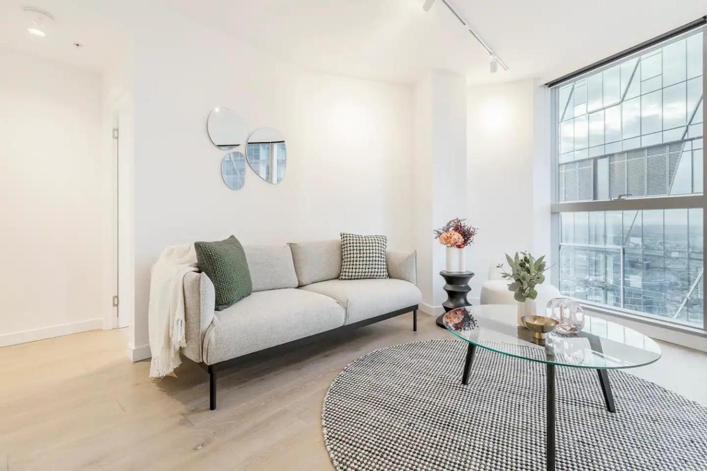 West Side Sleek & Vibrant Cbd Getaway Apartment