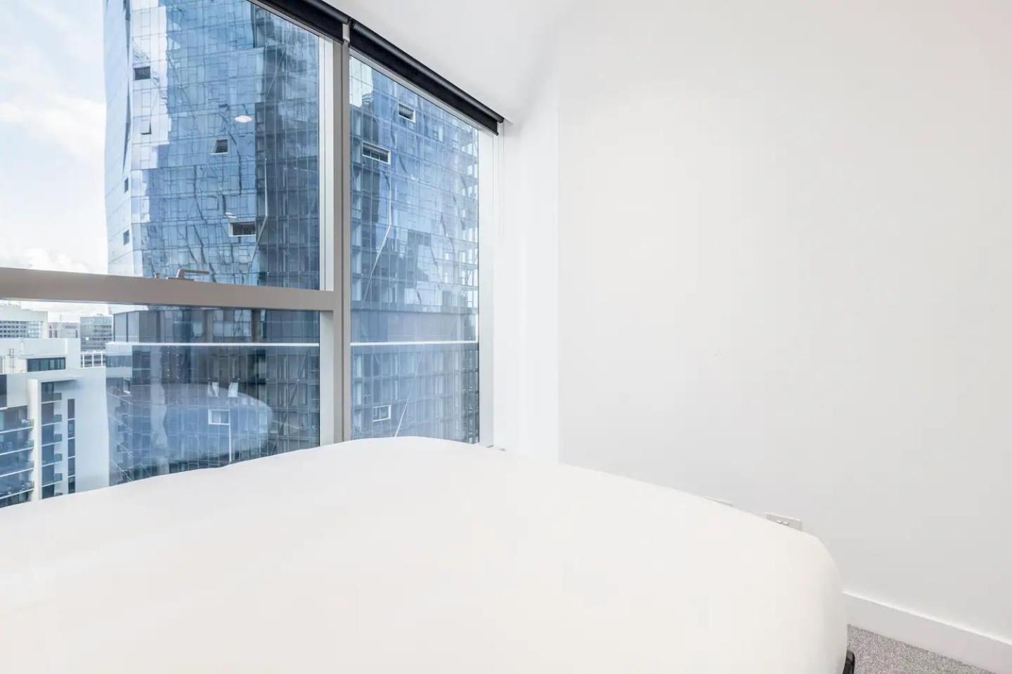 West Side Sleek & Vibrant Cbd Getaway Apartment Melbourne