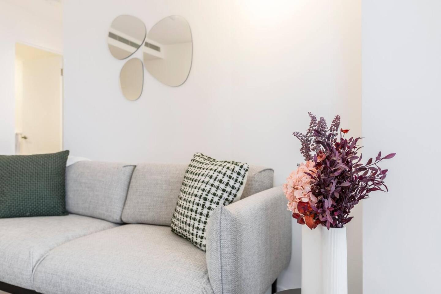 West Side Sleek & Vibrant Cbd Getaway Apartment