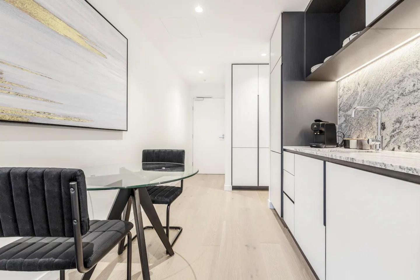 Apartment West Side Sleek & Vibrant Cbd Getaway Melbourne