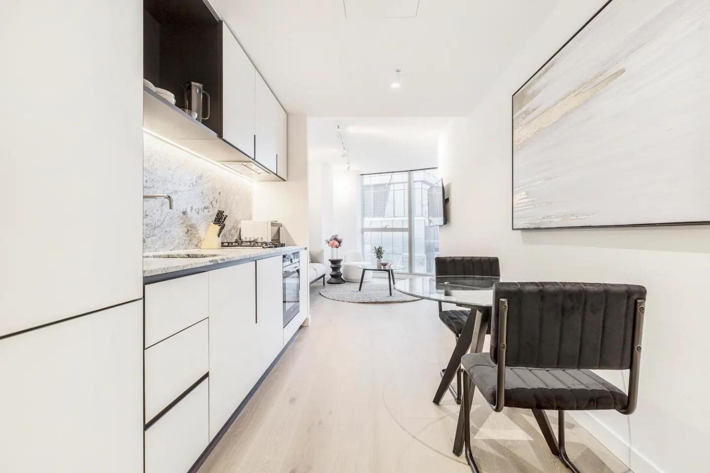 West Side Sleek & Vibrant Cbd Getaway *
