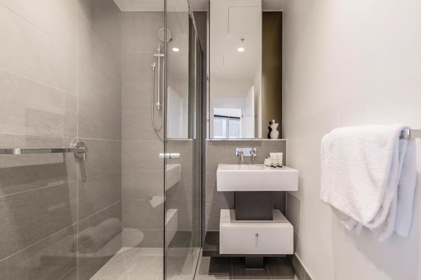 West Side Sleek & Vibrant Cbd Getaway Melbourne