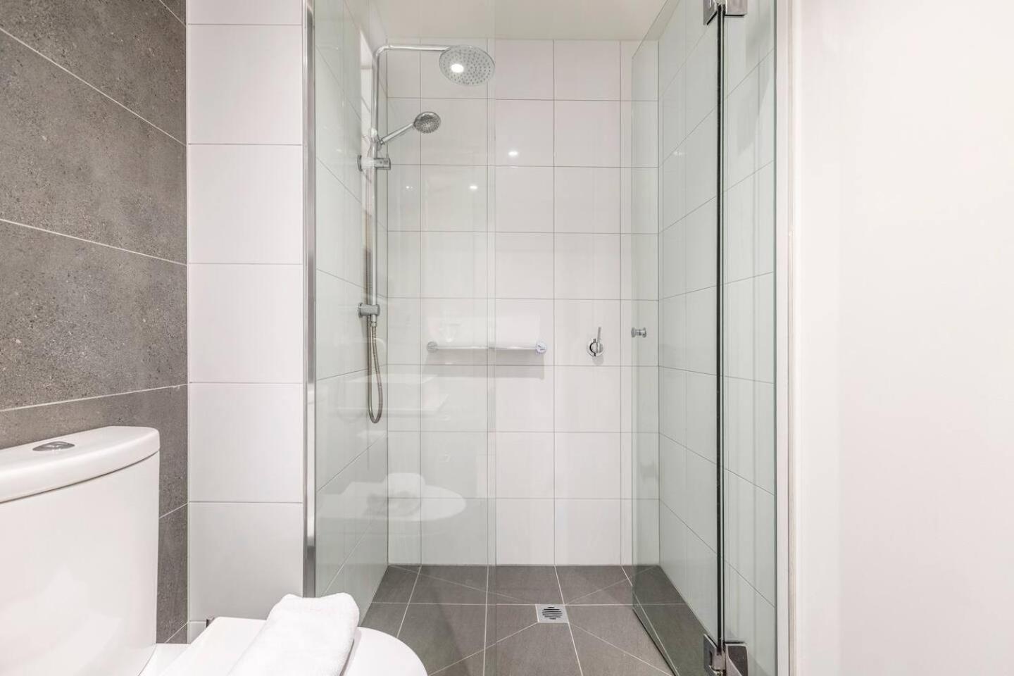 Vintage Romance In Vibrant & Cosmopolitan Prahran Apartment *