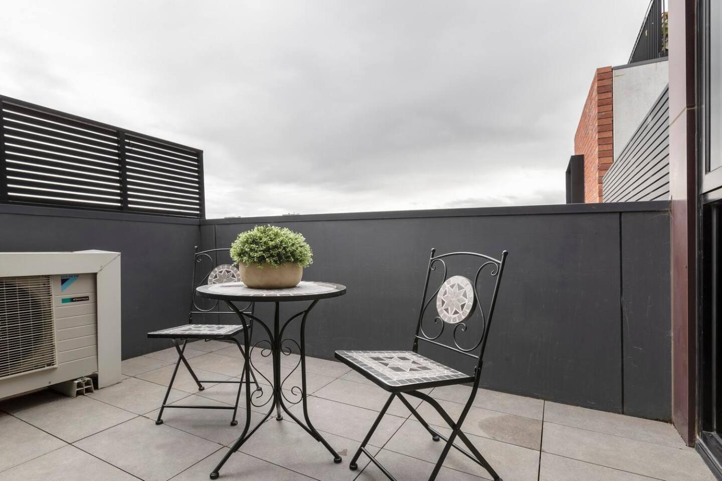 Apartment Vintage Romance In Vibrant & Cosmopolitan Prahran
