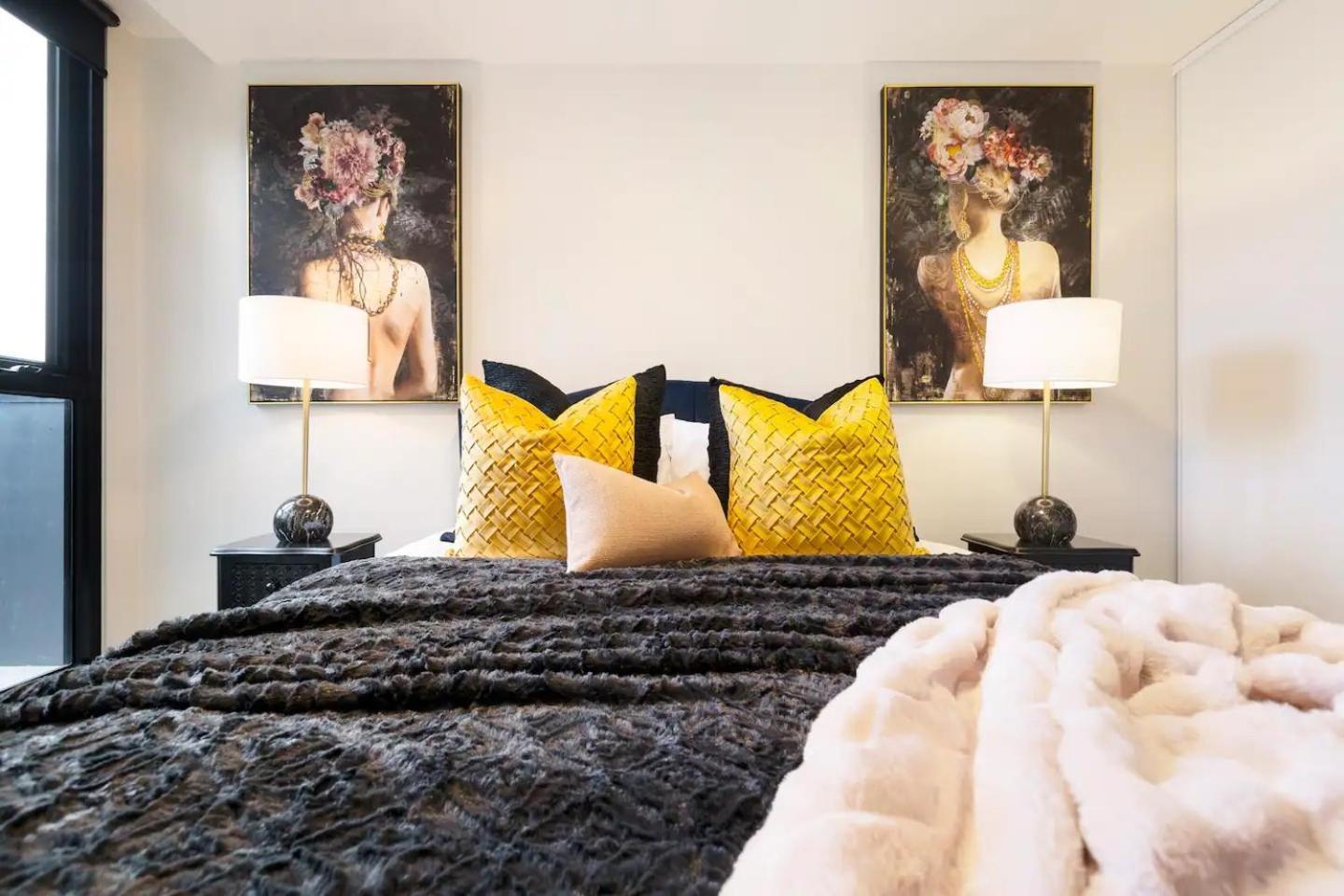 Vintage Romance In Vibrant & Cosmopolitan Prahran Apartment *