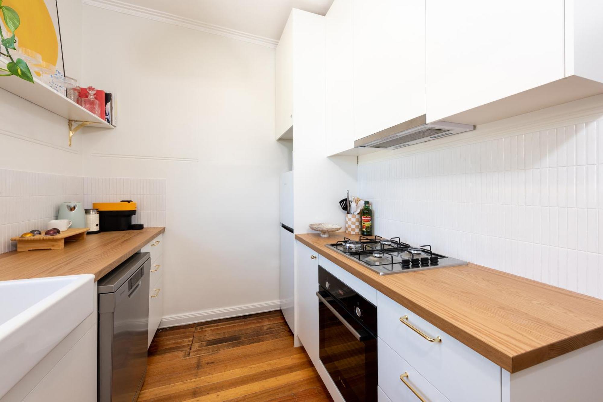 Charming Art Deco Unit In East Apartment *