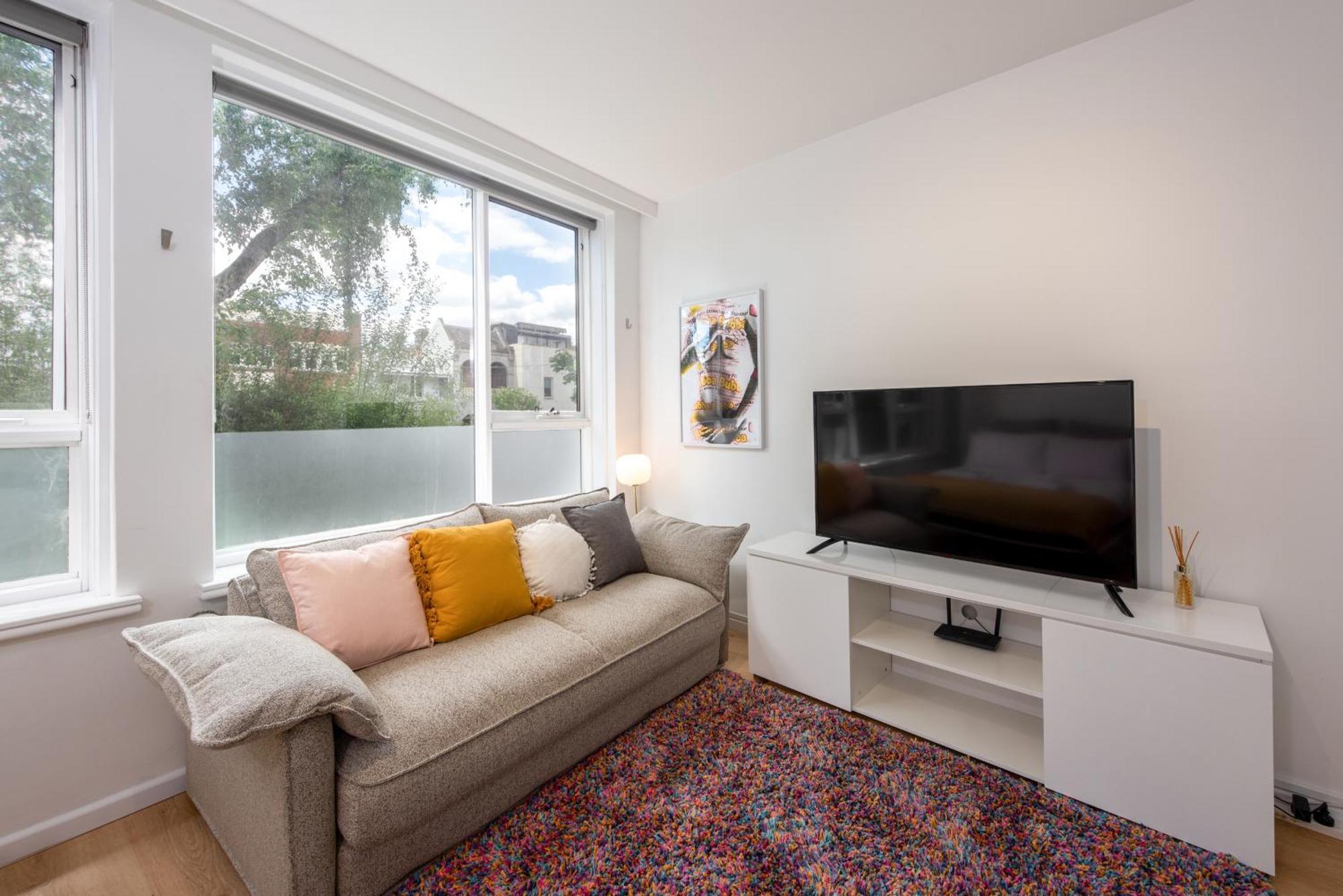 Lovely With Free Parking In East Melbourne! *