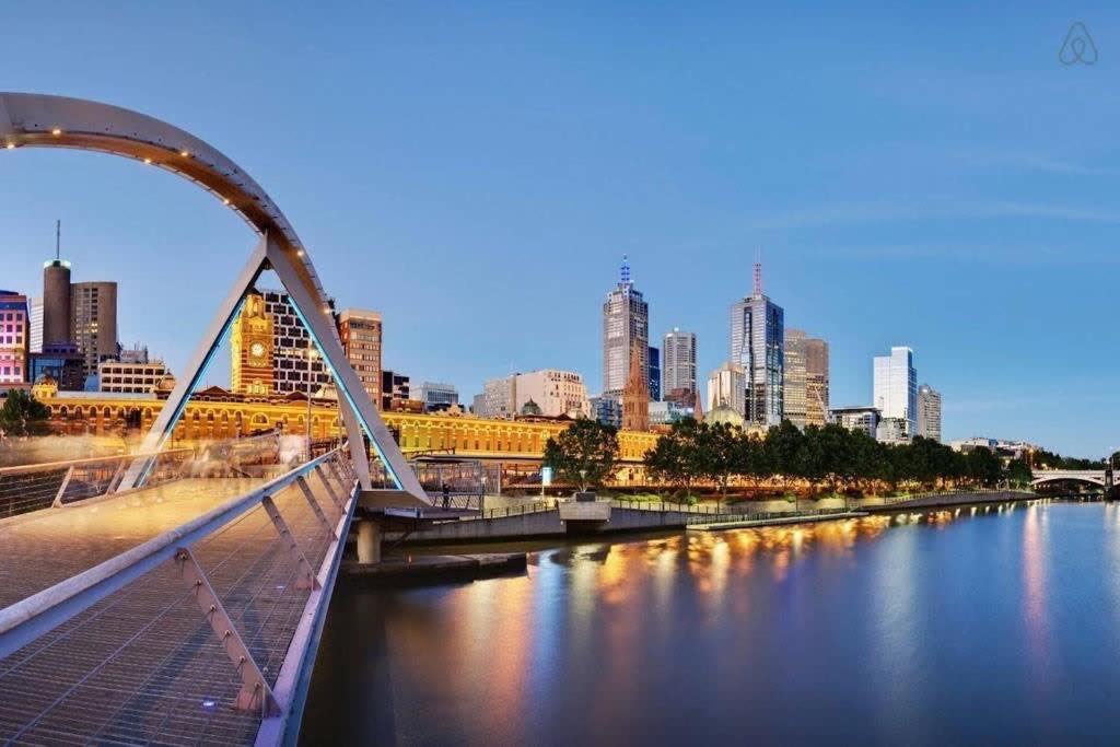 A Chic 2br Apt With A Pool & Gym, Southern Cross Apartment Melbourne
