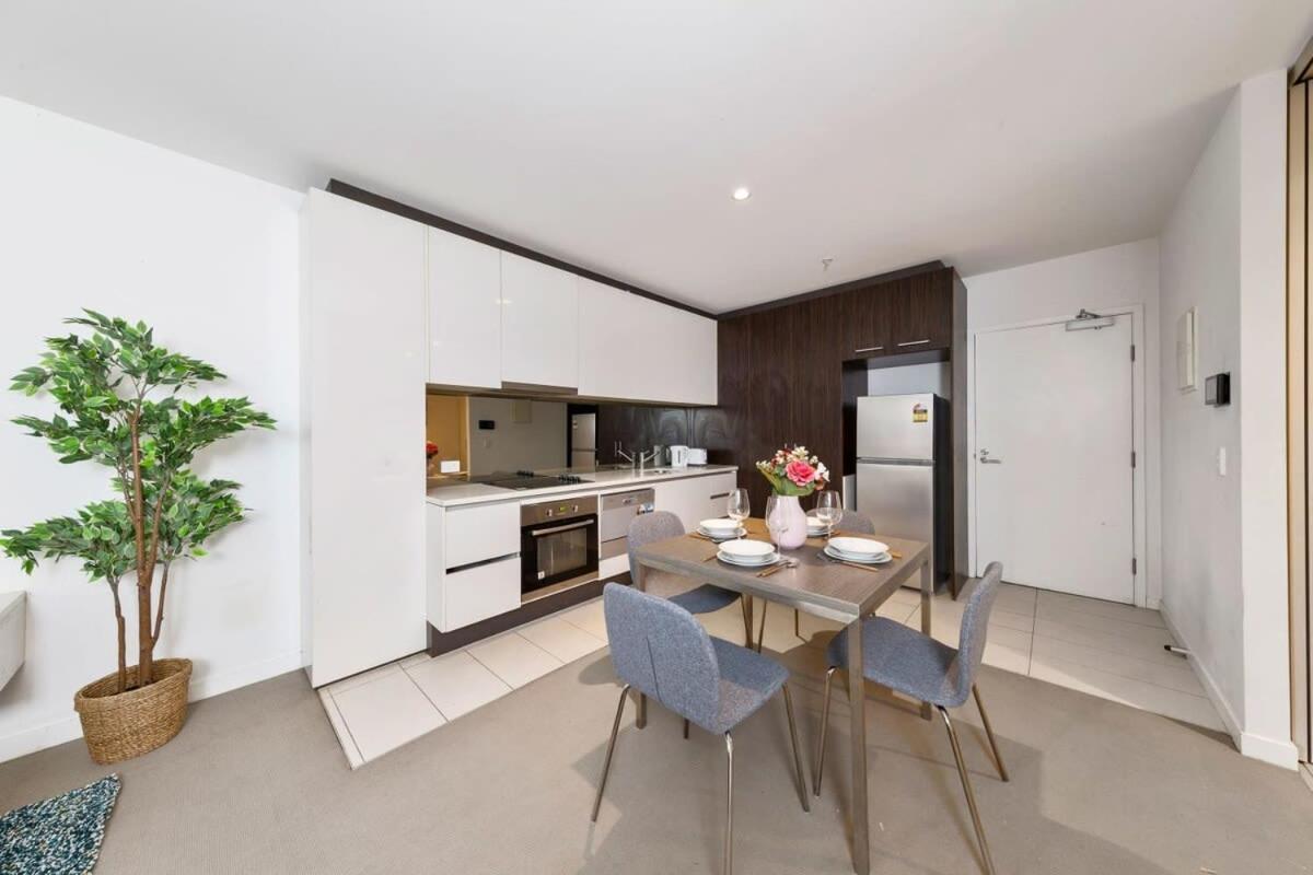A Chic 2br Apt With A Pool & Gym, Southern Cross