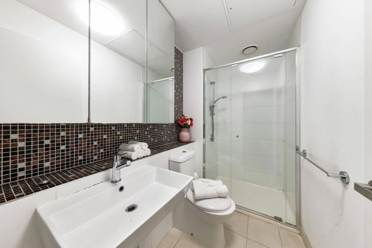A Chic 2br Apt With A Pool & Gym, Southern Cross Apartment Melbourne
