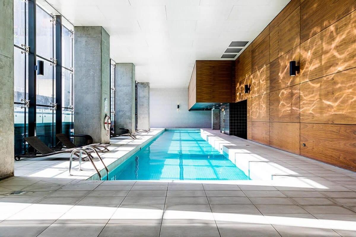Apartment A Chic 2br Apt With A Pool & Gym, Southern Cross Melbourne
