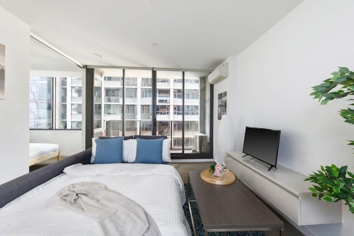 A Chic 2br Apt With A Pool & Gym, Southern Cross