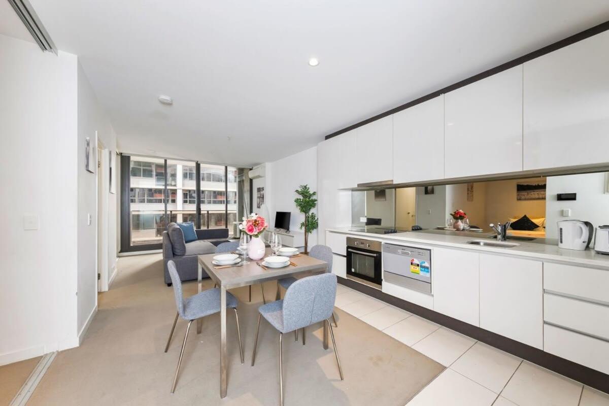 A Chic 2br Apt With A Pool & Gym, Southern Cross Apartment Melbourne