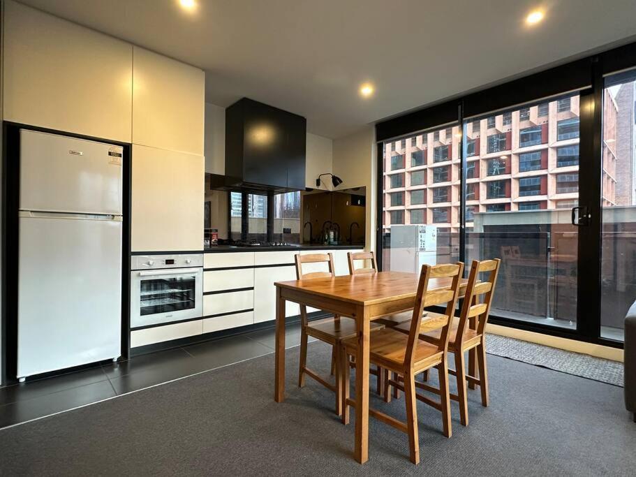 Exhibition Retreat On Chinatown Bourke St Apartment
