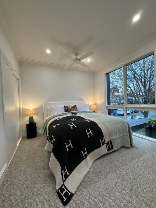 Stunning Townhouse - 10 Min To Cbd