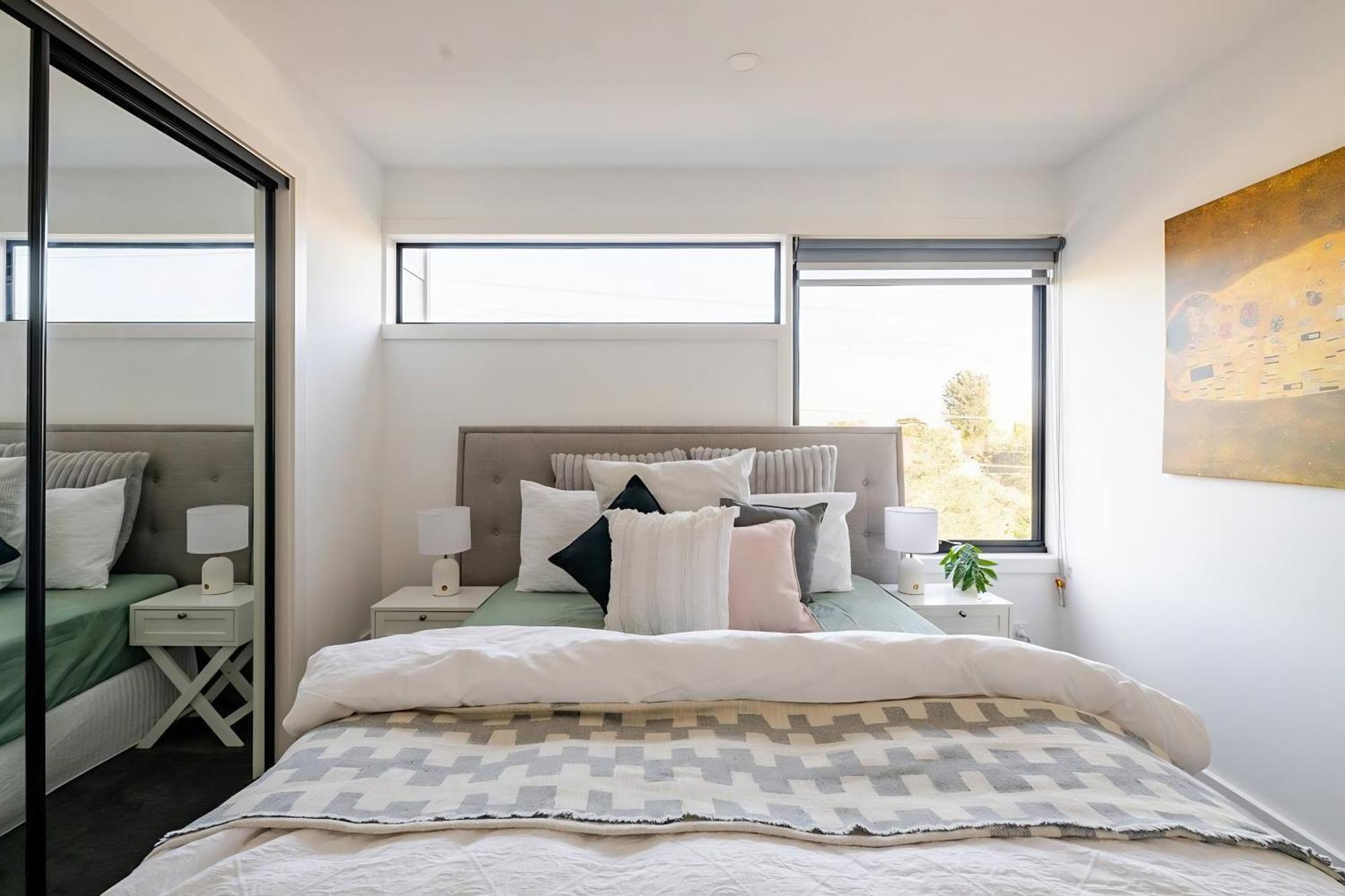Stunning, Modern, Two-story Detached Townhouse Holiday home