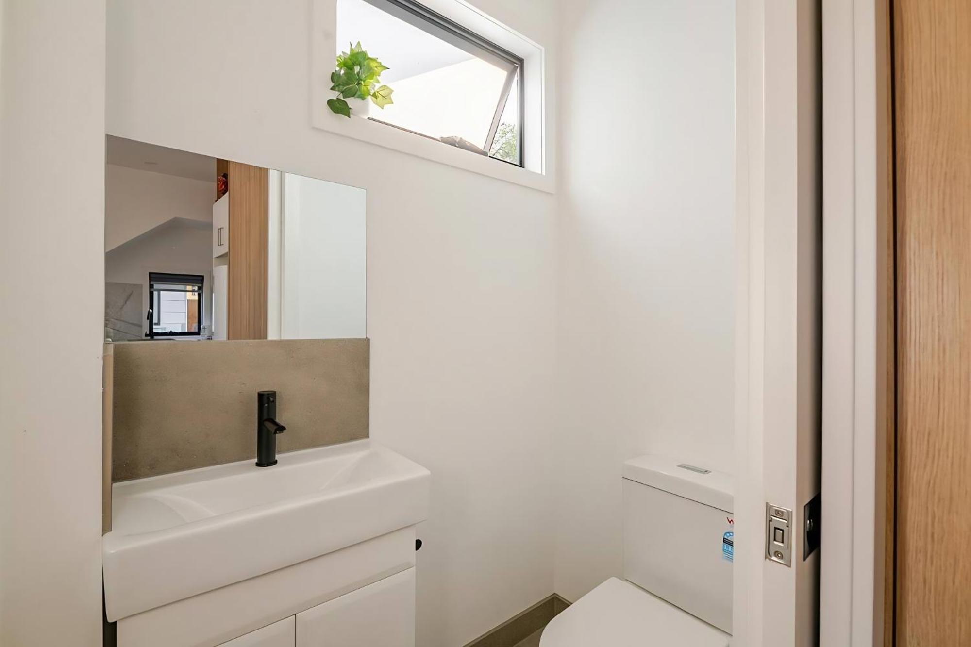 Stunning, Modern, Two-story Detached Townhouse Holiday home