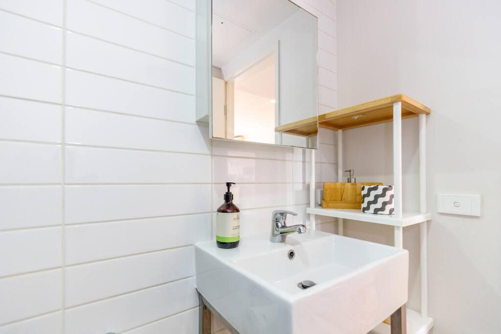 Apartment Bright, Chic, Stylish Beachside - Free Parking For Small Car *