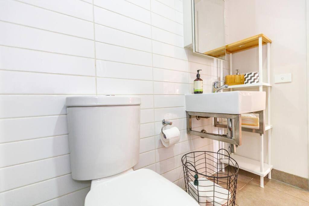 Apartment Bright, Chic, Stylish Beachside - Free Parking For Small Car *