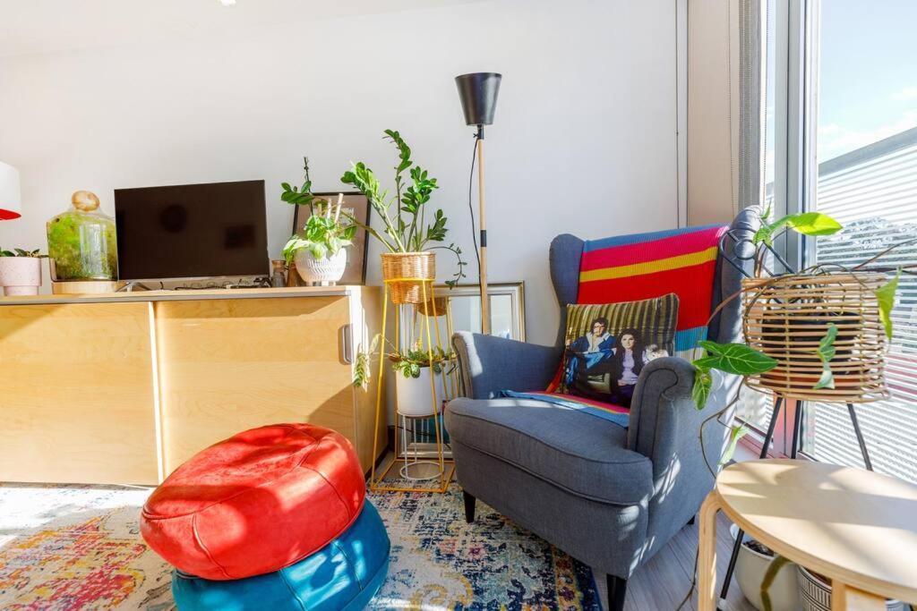 Bright, Chic, Stylish Beachside - Free Parking For Small Car Apartment *