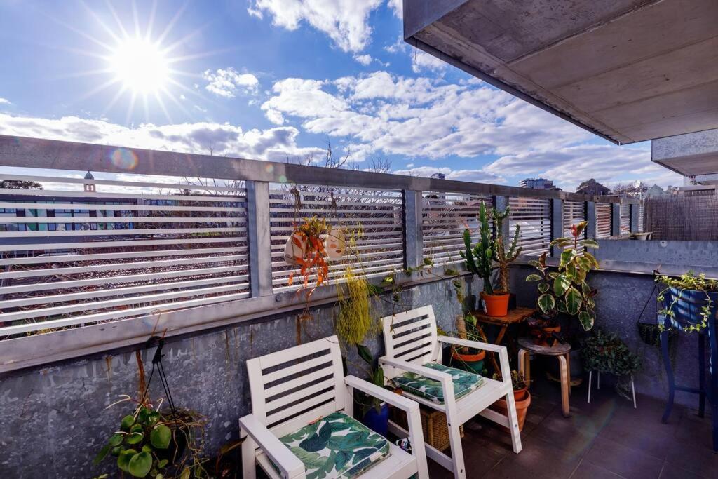 Bright, Chic, Stylish Beachside - Free Parking For Small Car Apartment *