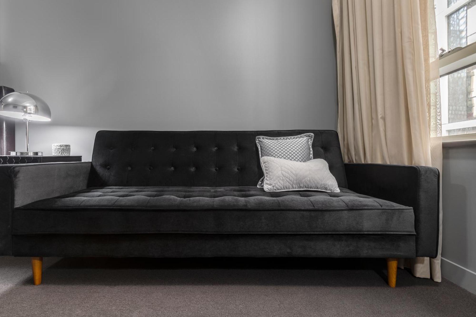 Moody & Charming Rm In Downtown Apartment