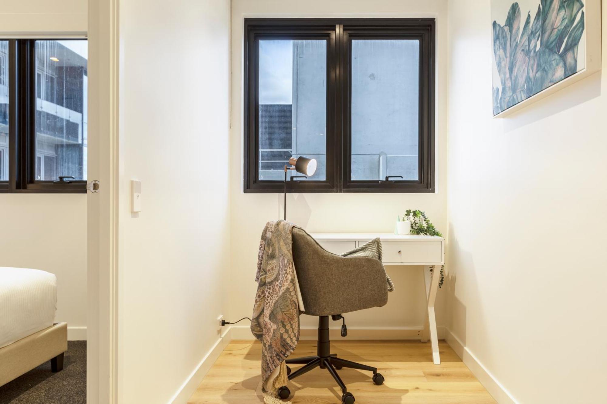 Sophisticated Designer W & Bay Views *