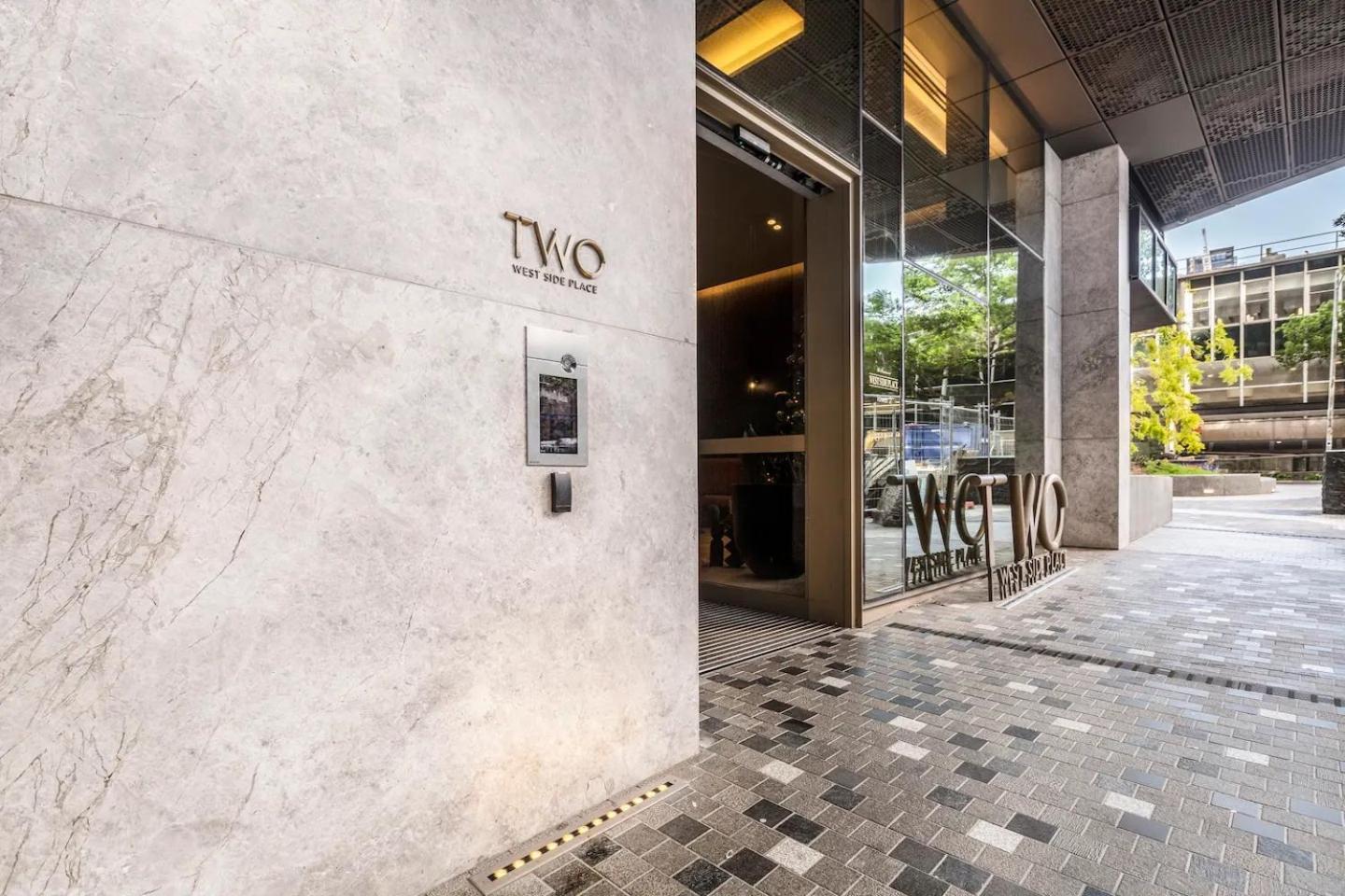 Apartment West Side Contemporary Pad In Shopping Precinct *