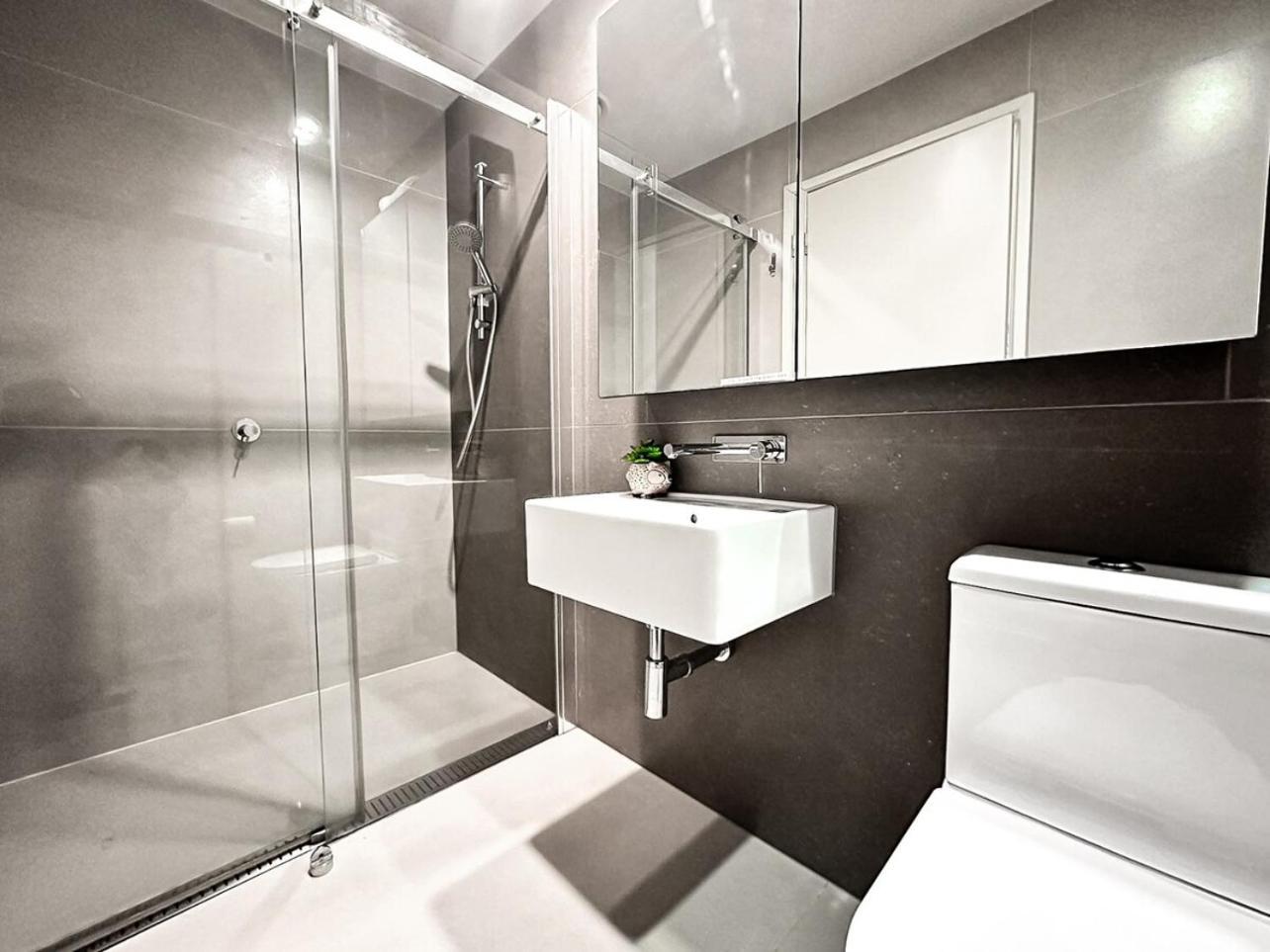Collins Night View 1br In Melbournegym Apartment